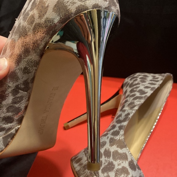 Ivanka Trump Gold Leopard 4” heels - worn once - Picture 5 of 7